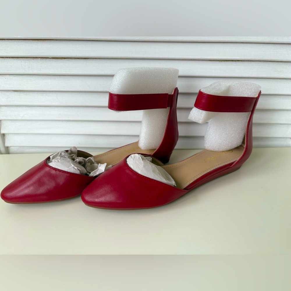 New Dream Pairs Red ankle strap flats Size 8 back zipper.